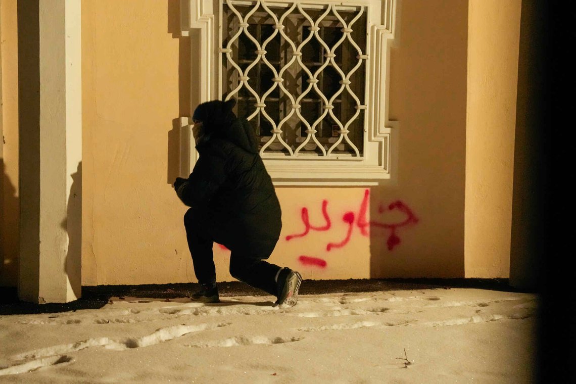 Oslo 20260111.
En gruppe eksil-iranere har tatt seg inn på området til den Iranske ambassaden i Oslo søndag kveld. Aksjonistene har tatt ned flagget til den islamske republikken og hengt opp det gamle iranske flagget. De har også sprayet "Javid Shah" som betyr "Leve sjahen" på veggen.
Foto: Javad Parsa / NTB Oslo 20260111.
En gruppe eksil-iranere har tatt seg inn på området til den Iranske ambassaden i Oslo søndag kveld. Aksjonistene har tatt ned flagget til den islamske republikken og hengt opp det gamle iranske flagget. De har også sprayet "Javid Shah" som betyr "Leve sjahen" på veggen.
Foto: Javad Parsa / NTB