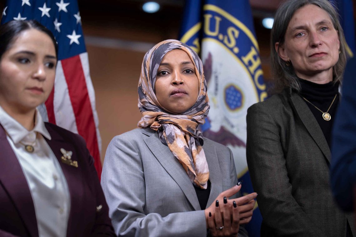 Kongressrepresentantene Delia Ramirez (D-Illinois), Ilhan Omar, (D-Minnesota) og Maxine Dexter (D-Oregon) svarer på spørsmål etter å ha kunngjort at de vil arbeide for å begrense finansieringen til sikkerhetsdepartementet i kjølvannet av dødsfallet til Renee Good, som ble skutt og drept i bilen sin av en føderal immigrasjonsagent i Minneapolis, under en pressekonferanse i Washington den 13. januar 2026. Foto: J. Scott Applewhite / AP / NTB. Kongressrepresentantene Delia Ramirez (D-Illinois), Ilhan Omar, (D-Minnesota) og Maxine Dexter (D-Oregon) svarer på spørsmål etter å ha kunngjort at de vil arbeide for å begrense finansieringen til sikkerhetsdepartementet i kjølvannet av dødsfallet til Renee Good, som ble skutt og drept i bilen sin av en føderal immigrasjonsagent i Minneapolis, under en pressekonferanse i Washington den 13. januar 2026. Foto: J. Scott Applewhite / AP / NTB.
