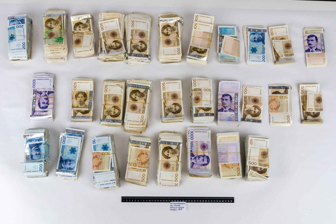 Politiet har talt opp pengene som ble funnet nedgravd i Oalsgata under gravearbeid. (Foto: Politiet via NTB) Politiet har talt opp pengene som ble funnet nedgravd i Oalsgata under gravearbeid. (Foto: Politiet via NTB)