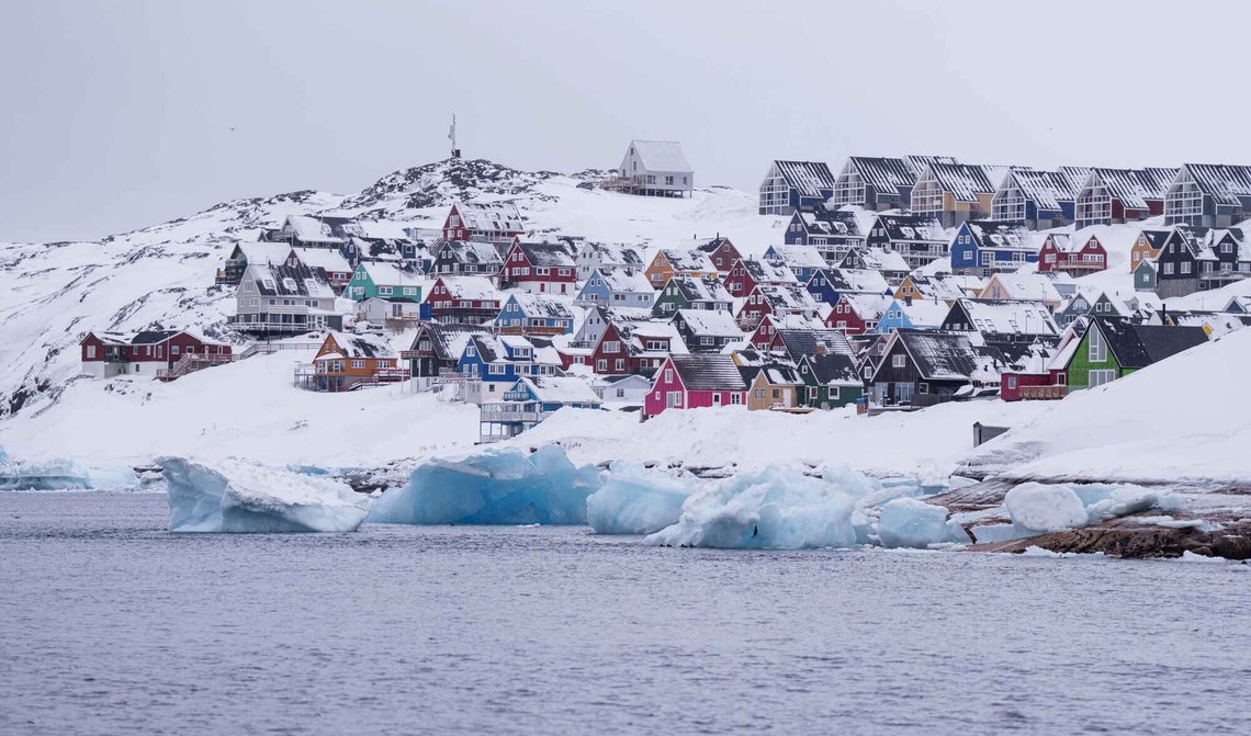 Hus i Nuuk på Grønland sett fra sjøen den 6. mars 2025. Foto: Evgeniy Maloletka / AP / NTB. Hus i Nuuk på Grønland sett fra sjøen den 6. mars 2025. Foto: Evgeniy Maloletka / AP / NTB.