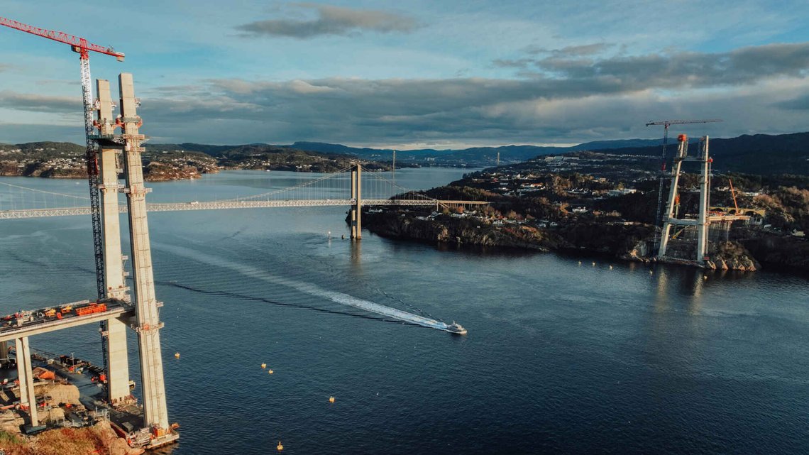 Brotårnene til Nye Sotrabru sto ferdige i desember 2025 og ruver 145 meter over innseilingen til Bergen. (Foto: Bjarte Ågotes Olsen, Statens vegvesen) Brotårnene til Nye Sotrabru sto ferdige i desember 2025 og ruver 145 meter over innseilingen til Bergen. (Foto: Bjarte Ågotes Olsen, Statens vegvesen)