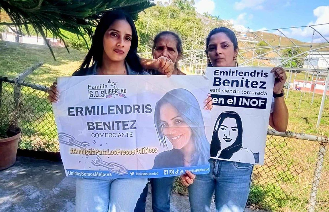 Pårørende til en fengslet kvinne henviser til at hun blir torturert i fangenskap og krever amnesti for politiske fanger. (Foto: Foro Penal) Pårørende til en fengslet kvinne henviser til at hun blir torturert i fangenskap og krever amnesti for politiske fanger. (Foto: Foro Penal)
