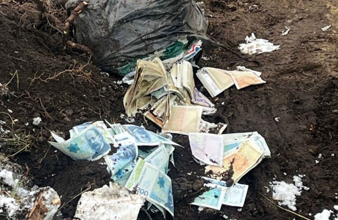 Pengesekken i Oalsgata 74 i Sandnes ble funnet under gravearbeid 6. januar i år. (Foto: Politiet/privat) Pengesekken i Oalsgata 74 i Sandnes ble funnet under gravearbeid 6. januar i år. (Foto: Politiet/privat)