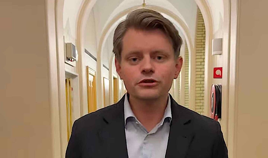 På vei til Washington søndag har medlem av Stortingets utenrikskomité Peter Frølich (H) skrevet på Facebook at Europa må sette hardt mot hardt mot Trump. Etter Trumps utfall mot Zelenskyj i fjor postet han en selfie-video der han omtalte presidentens uttalelser som «bøtte sprø». Skal det bli Norge representert av sånne som han her som snakker USA ut av NATO? Stillbilde: Høyre / YouTube. På vei til Washington søndag har medlem av Stortingets utenrikskomité Peter Frølich (H) skrevet på Facebook at Europa må sette hardt mot hardt mot Trump. Etter Trumps utfall mot Zelenskyj i fjor postet han en selfie-video der han omtalte presidentens uttalelser som «bøtte sprø». Skal det bli Norge representert av sånne som han her som snakker USA ut av NATO? Stillbilde: Høyre / YouTube.