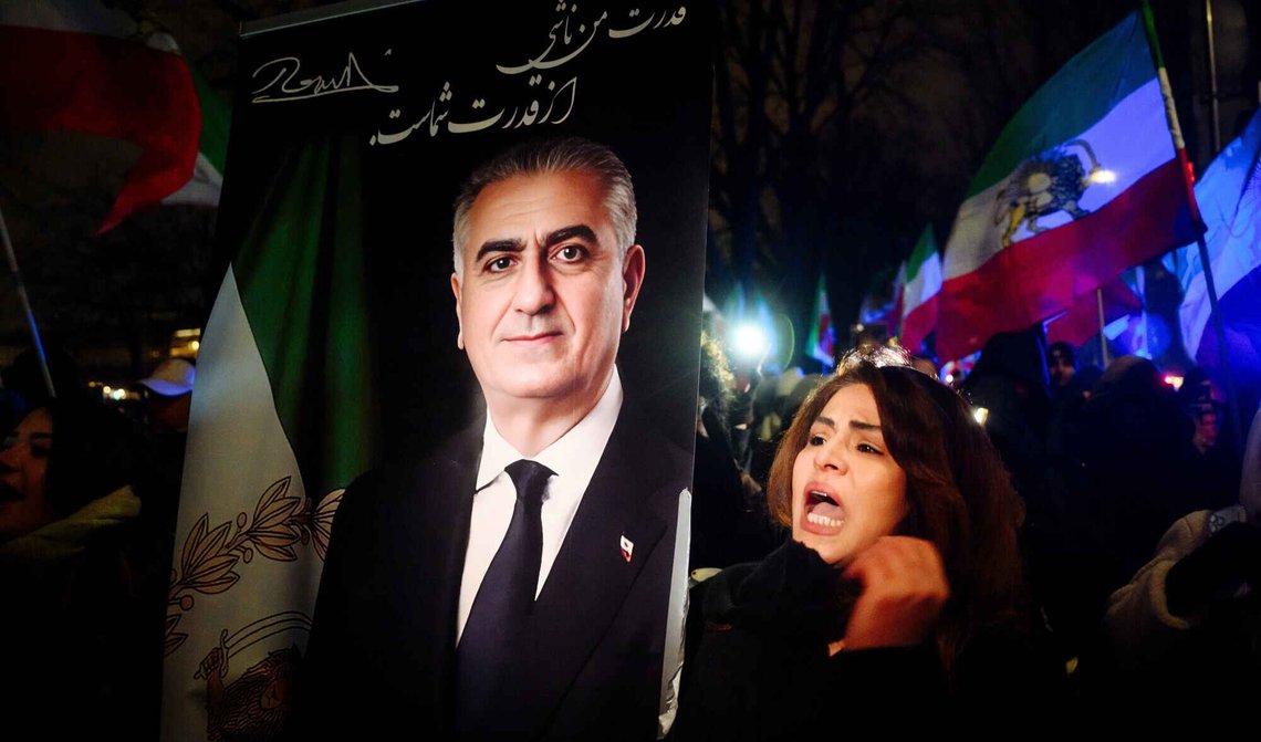 En deltager i en protest mot den iranske regjeringen går med et portrett av sønnen til den siste sjahen av Iran, Reza Pahlavi, i Hamburg den 24. januar 2026. Foto Gregor Fischer / DPA via AP / NTB. En deltager i en protest mot den iranske regjeringen går med et portrett av sønnen til den siste sjahen av Iran, Reza Pahlavi, i Hamburg den 24. januar 2026. Foto Gregor Fischer / DPA via AP / NTB.