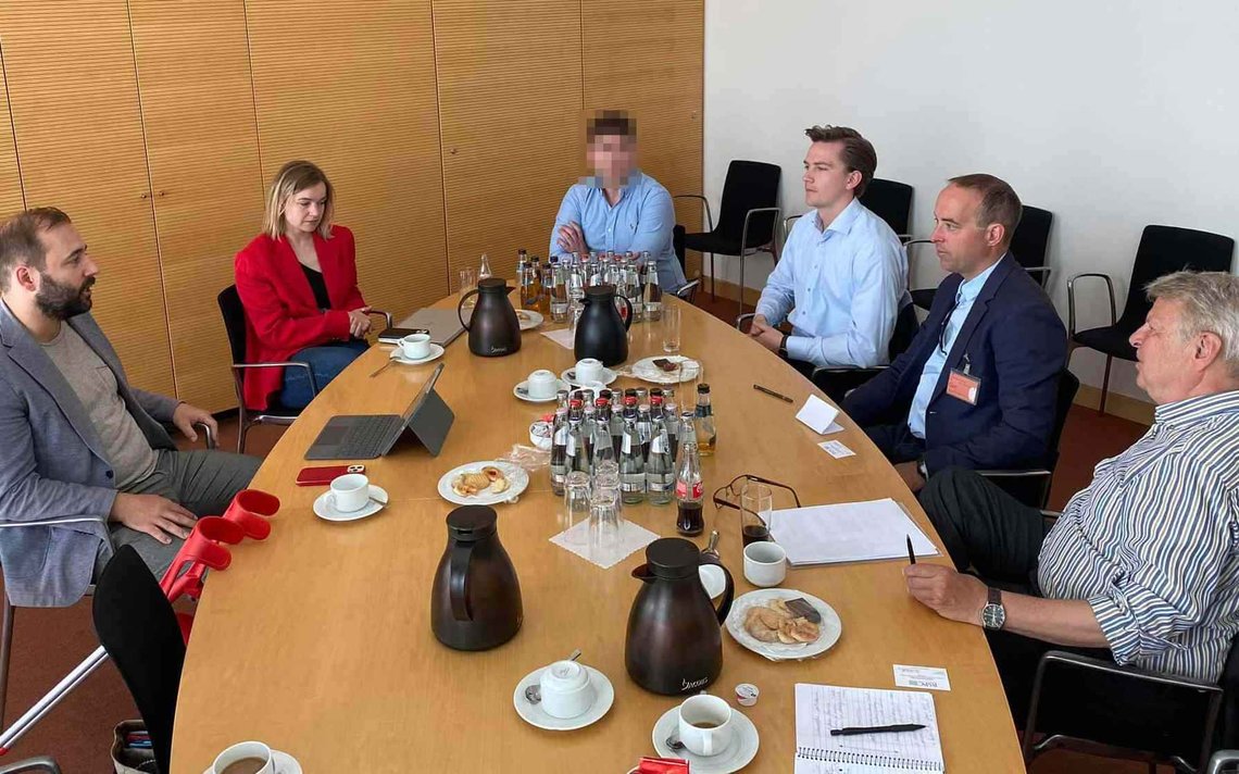 Den tidligere spionsiktede kurderen (midten, i lyseblå skjorte) var i 2023 på «studietur» til Tyskland med en delegasjon fra Arbeiderpartiet. Blant deltagerne var tidligere avdelingsdirektør i Nasjonal Sikkerhetsmyndighet Håkon Bergsjø (nr. 2 f.h.) og tidligere diplomat og statssekretær Morten Wetland (ytterst t.h.). (Foto: Privat) Den tidligere spionsiktede kurderen (midten, i lyseblå skjorte) var i 2023 på «studietur» til Tyskland med en delegasjon fra Arbeiderpartiet. Blant deltagerne var tidligere avdelingsdirektør i Nasjonal Sikkerhetsmyndighet Håkon Bergsjø (nr. 2 f.h.) og tidligere diplomat og statssekretær Morten Wetland (ytterst t.h.). (Foto: Privat)
