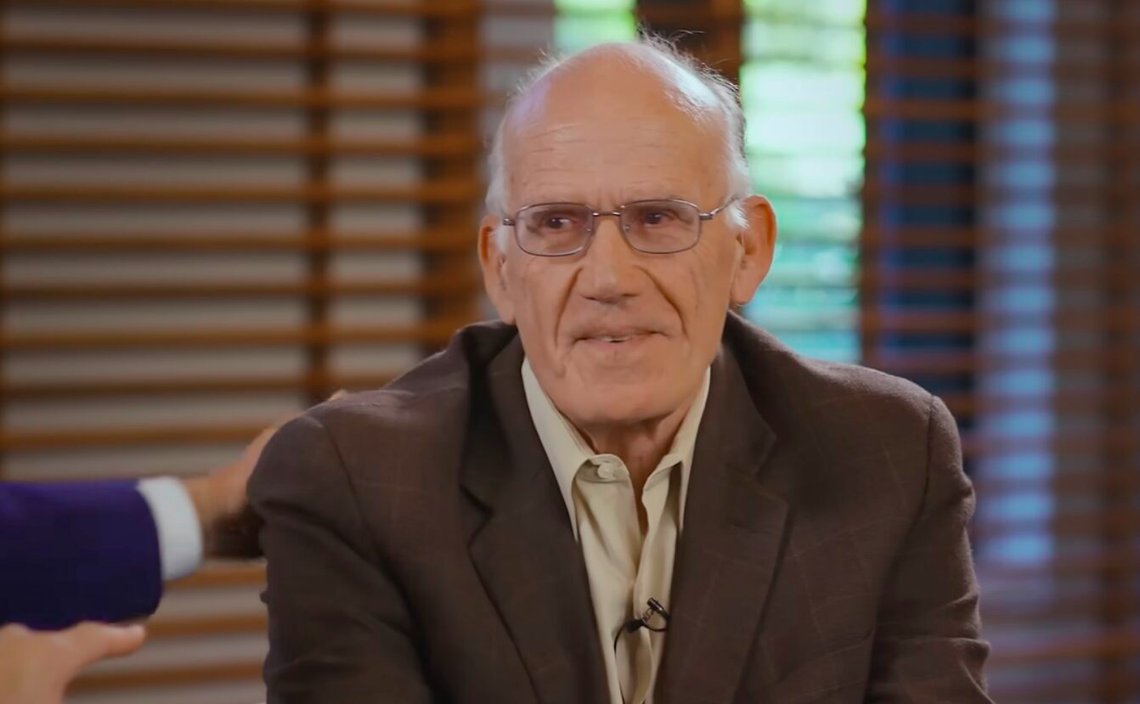 En tydelig sliten Victor Davis Hanson deltar i programmet Uncommon Knowledge ved Hoover Inst. 14. oktober, 2025. Debatten ble holdt to måneder før Hanson helse krevde en kreftoperasjon. (Skjermdump). En tydelig sliten Victor Davis Hanson deltar i programmet Uncommon Knowledge ved Hoover Inst. 14. oktober, 2025. Debatten ble holdt to måneder før Hanson helse krevde en kreftoperasjon. (Skjermdump).