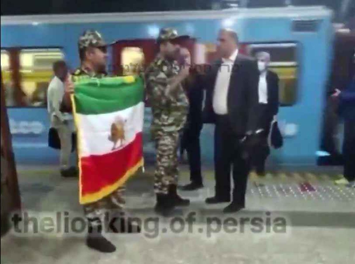 Det tok bare minutter fra de to soldatene holdt opp Irans førrevolusjonære flagg, til de ble angrepet av regimets folk. Videoklipp fra X Det tok bare minutter fra de to soldatene holdt opp Irans førrevolusjonære flagg, til de ble angrepet av regimets folk. Videoklipp fra X