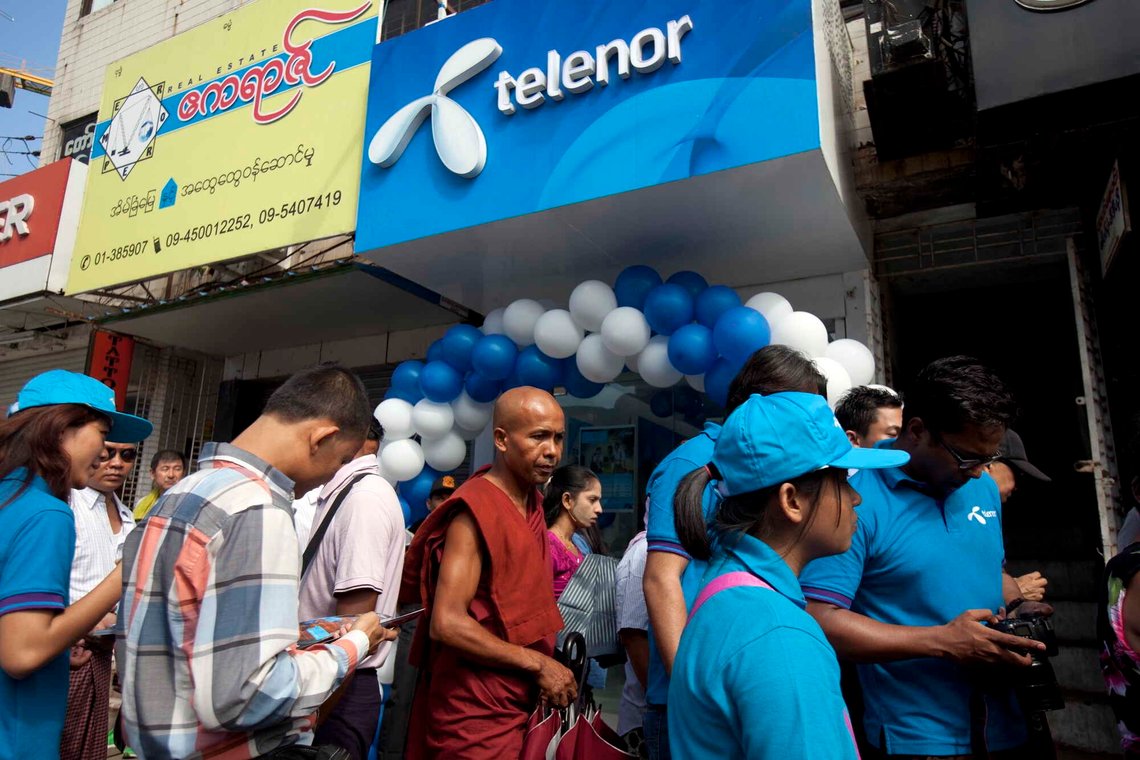 Folk står i kø for å kjøpe SIM-kort fra Telenor i Myanmars hovedstad Yangon den 26. oktober 2014. Foto: Khin Maung Win / AP / NTB. Folk står i kø for å kjøpe SIM-kort fra Telenor i Myanmars hovedstad Yangon den 26. oktober 2014. Foto: Khin Maung Win / AP / NTB.