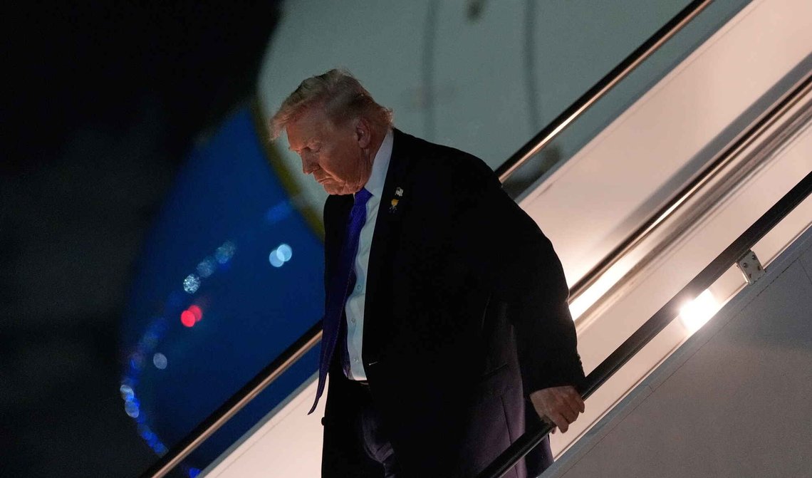 Donald Trump stiger ned fra Air Force One på flyplassen i Palm Beach i Florida den 9. januar 2026. Foto: Julia Demaree Nikhinson / AP / NTB. Donald Trump stiger ned fra Air Force One på flyplassen i Palm Beach i Florida den 9. januar 2026. Foto: Julia Demaree Nikhinson / AP / NTB.