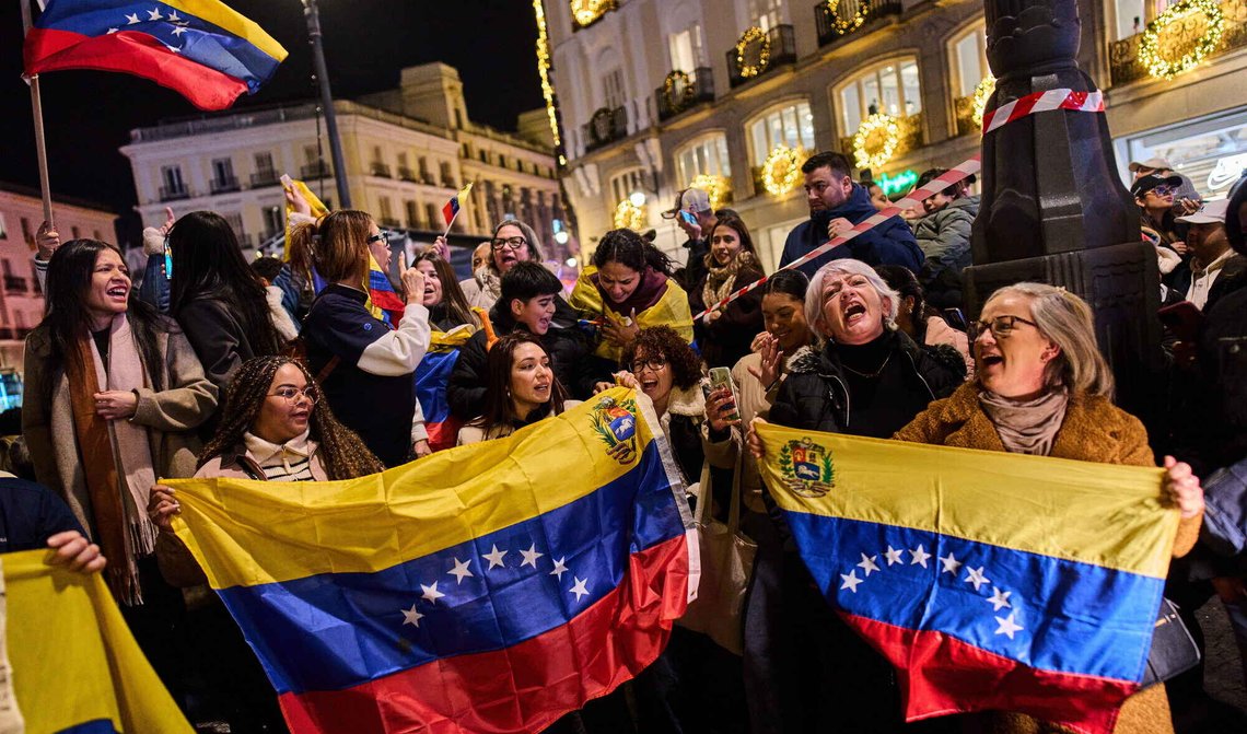 Venezuelanere feirer amerikanernes tilfangetagelse av persident Nicolas Maduro i Madrid den 3. januar 2026. Foto: Bernat Armangue / AP / NTB. Venezuelanere feirer amerikanernes tilfangetagelse av persident Nicolas Maduro i Madrid den 3. januar 2026. Foto: Bernat Armangue / AP / NTB.