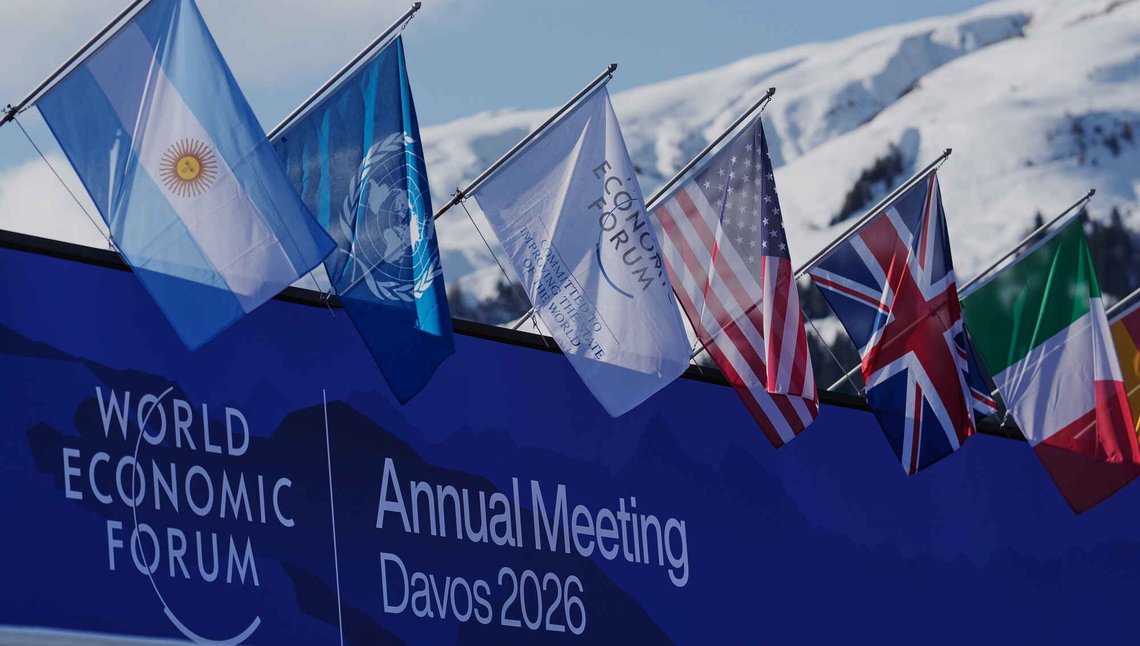 Flagg dekoerer konferansesenteret der World Economic Forum (WEF) åpner det årlige møtet i Davos den 19. januar 2026. Foto: Markus Schreiber / AP / NTB. Flagg dekoerer konferansesenteret der World Economic Forum (WEF) åpner det årlige møtet i Davos den 19. januar 2026. Foto: Markus Schreiber / AP / NTB.