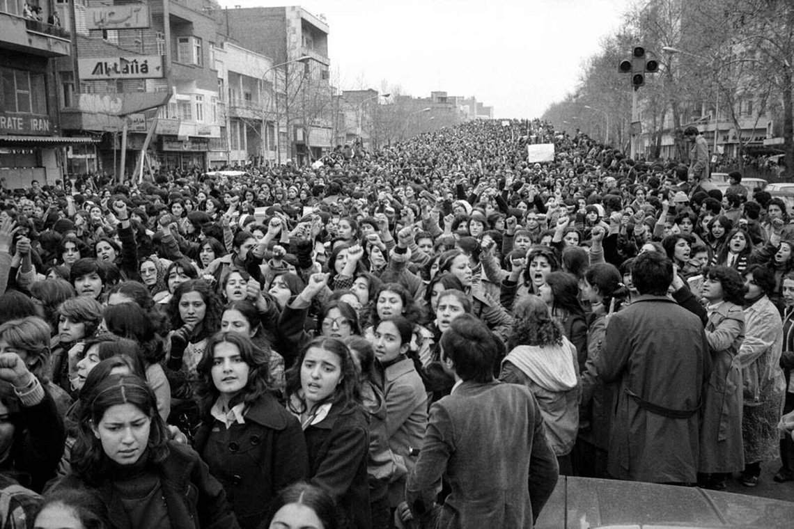 8. mars 1979 samlet mer enn 100 000 kvinner seg i gatene i den iranske hovedstaden for å protestere mot den nye islamske regjeringens tvangsbestemmelse om hijab, som innebar at kvinner fremover måtte bære hodeskjerf når de var utenfor hjemmet.
Protesten ble holdt på den internasjonale kvinnedagen, og bildene viser kvinner fra alle samfunnslag – sykepleiere, studenter, mødre – som marsjerer, smiler og løfter armene i protest. 8. mars 1979 samlet mer enn 100 000 kvinner seg i gatene i den iranske hovedstaden for å protestere mot den nye islamske regjeringens tvangsbestemmelse om hijab, som innebar at kvinner fremover måtte bære hodeskjerf når de var utenfor hjemmet.
Protesten ble holdt på den internasjonale kvinnedagen, og bildene viser kvinner fra alle samfunnslag – sykepleiere, studenter, mødre – som marsjerer, smiler og løfter armene i protest.