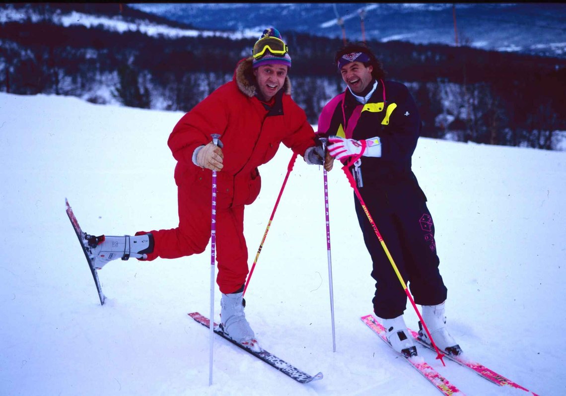 Den skjulte toppidrettsmann forsøkte seg forbigående (svært) som alpinist. Her på Oppdal med Dag Kolsrud som instruktør. Det gikk ikke så bra, som vi ser av den noe uvørne svingteknikken. (Foto: Arne Nordtømme) Den skjulte toppidrettsmann forsøkte seg forbigående (svært) som alpinist. Her på Oppdal med Dag Kolsrud som instruktør. Det gikk ikke så bra, som vi ser av den noe uvørne svingteknikken. (Foto: Arne Nordtømme)