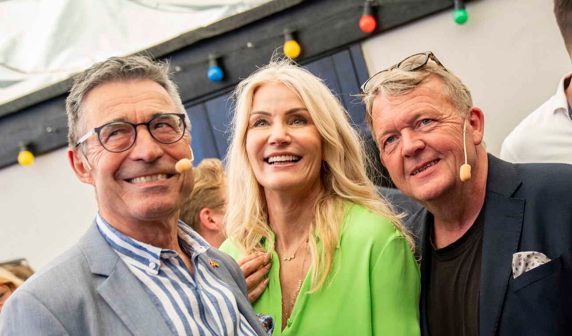 Anders Fogh Rasmussen, Helle Thorning Schmidt og Lars Løkke Rasmussen på Folkemøtet i Allinge den 16. juni 2023. Foto: Ida Marie Odgaard / Ritzau Scanpix / NTB. Anders Fogh Rasmussen, Helle Thorning Schmidt og Lars Løkke Rasmussen på Folkemøtet i Allinge den 16. juni 2023. Foto: Ida Marie Odgaard / Ritzau Scanpix / NTB.