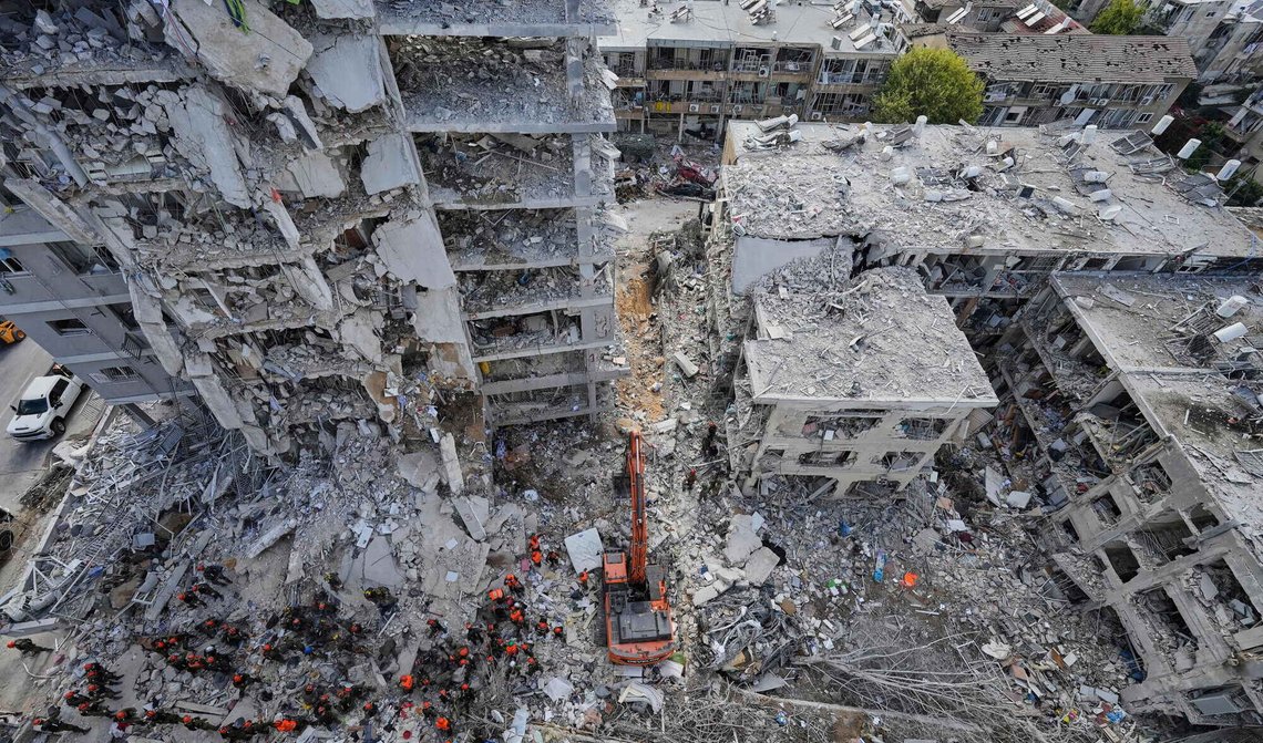 FIL - Israelske soldater søker gjennom ruinene av boligbygg som er blitt ødelagt i et iransk rakettangrep mot Bat Yam sentralt i Israel den 15. juni 2025. Foto: Baz Ratner / AP / NTB. FIL - Israelske soldater søker gjennom ruinene av boligbygg som er blitt ødelagt i et iransk rakettangrep mot Bat Yam sentralt i Israel den 15. juni 2025. Foto: Baz Ratner / AP / NTB.