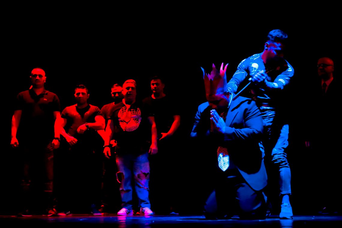 Innsatte fra Craiova-fengselet i Romania fremfører en tilpasning av William Shakespeares drama «Hamlet» under fengselsteaterfestivalen, den eneste i sitt slag i Europa, ved Nottara-teatret i Bucuresti den 21. november 2018. Foto: Vadim Ghirda / AP / NTB. Innsatte fra Craiova-fengselet i Romania fremfører en tilpasning av William Shakespeares drama «Hamlet» under fengselsteaterfestivalen, den eneste i sitt slag i Europa, ved Nottara-teatret i Bucuresti den 21. november 2018. Foto: Vadim Ghirda / AP / NTB.