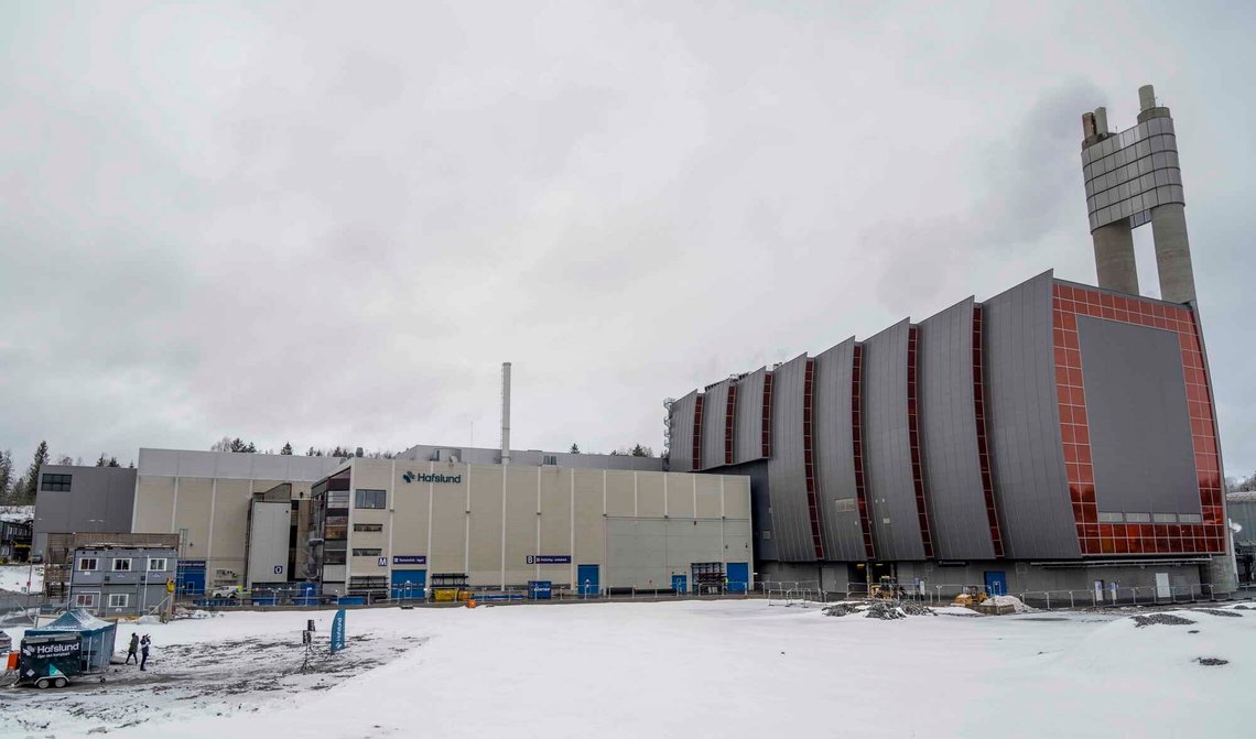 Ved dette anlegget som Hafslund Celsio utvikler ved søppelforbrenningsanlegget på Klemetsrud i Oslo, skal det en dag fanges CO2 med sikte på lagring. Det vil koste ti milliarder kroner å ferdigstille anlegget, som med tiden skal kunne fange 400.000 tonn CO2 hvert år, svarende til i størrelsesorden én prosent av Norges totale utslipp. Foto: Ole Berg-Rusten / NTB. Ved dette anlegget som Hafslund Celsio utvikler ved søppelforbrenningsanlegget på Klemetsrud i Oslo, skal det en dag fanges CO2 med sikte på lagring. Det vil koste ti milliarder kroner å ferdigstille anlegget, som med tiden skal kunne fange 400.000 tonn CO2 hvert år, svarende til i størrelsesorden én prosent av Norges totale utslipp. Foto: Ole Berg-Rusten / NTB.