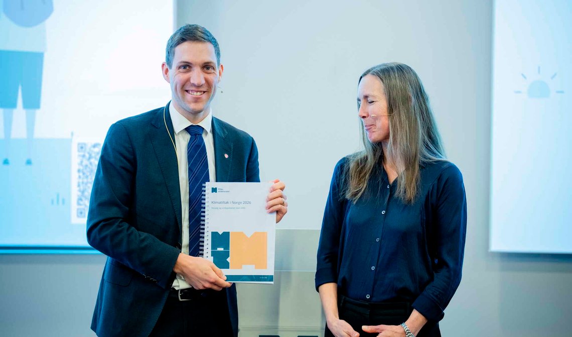 Miljødirektoratets direktør Hilde Singsaas overrekker rapporten «Klimatiltak i Norge 2026: Veivalg mot 2050» til klima- og miljøminister Andreas Bjelland Eriksen i Oslo den 10. februar 2026. Foto: Stian Lysberg Solum / NTB. Miljødirektoratets direktør Hilde Singsaas overrekker rapporten «Klimatiltak i Norge 2026: Veivalg mot 2050» til klima- og miljøminister Andreas Bjelland Eriksen i Oslo den 10. februar 2026. Foto: Stian Lysberg Solum / NTB.