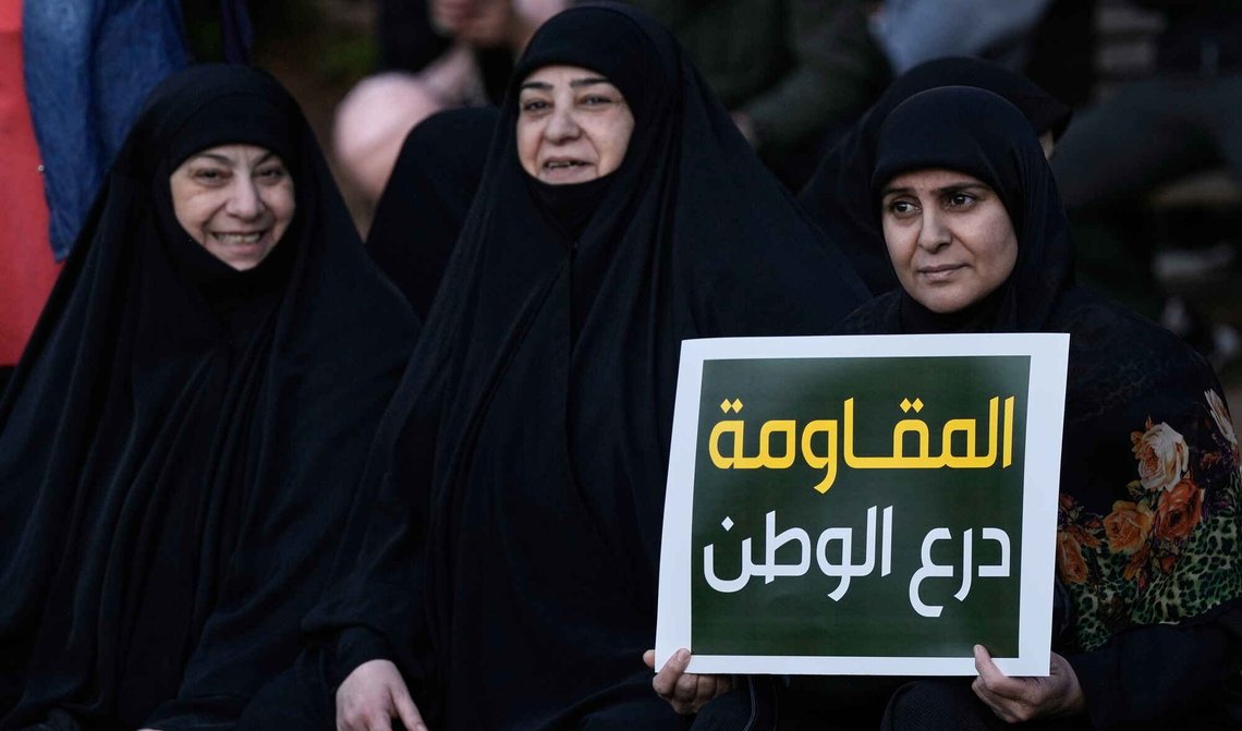 Hizbollah-tilhengere holder opp et plakat med en melding på arabisk som lyder: «Motstand er nasjonens skjold» under en demonstrasjon som fordømmer Israels militære aksjoner i Libanon, utenfor hovedkvarteret til FNs økonomiske og sosiale kommisjon for Vest-Asia (ESCWA) i Beirut den 4. februar 2026. Foto: Bilal Hussein / AP / NTB. Hizbollah-tilhengere holder opp et plakat med en melding på arabisk som lyder: «Motstand er nasjonens skjold» under en demonstrasjon som fordømmer Israels militære aksjoner i Libanon, utenfor hovedkvarteret til FNs økonomiske og sosiale kommisjon for Vest-Asia (ESCWA) i Beirut den 4. februar 2026. Foto: Bilal Hussein / AP / NTB.