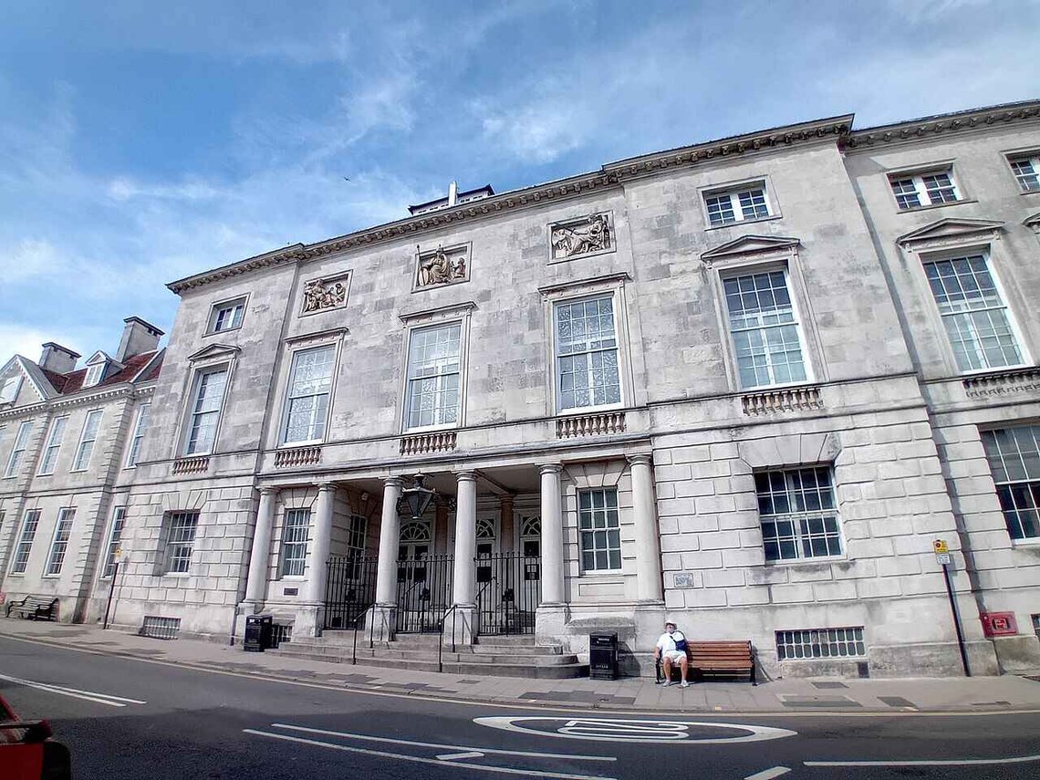 En hel familie er i Lewes Crown Court dømt for voldtekt og tortur av familiens unge datter. Foto: Wikimedia En hel familie er i Lewes Crown Court dømt for voldtekt og tortur av familiens unge datter. Foto: Wikimedia
