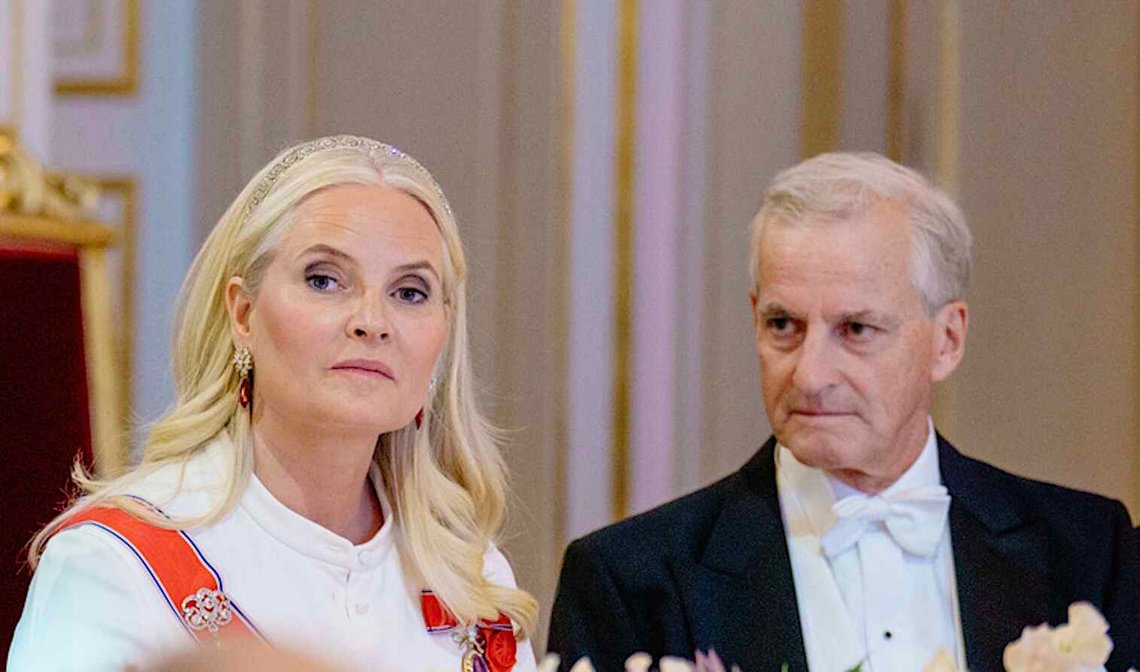 Kronprinsesse Mette-Marit og statsminister Jonas Gahr Støre (Ap) under en gallamiddag på Slottet i anledning den franske president Emmanuel Macrons besøk den 23. juni 2025. Foto: Stian Lysberg Solum / NTB. Kronprinsesse Mette-Marit og statsminister Jonas Gahr Støre (Ap) under en gallamiddag på Slottet i anledning den franske president Emmanuel Macrons besøk den 23. juni 2025. Foto: Stian Lysberg Solum / NTB.