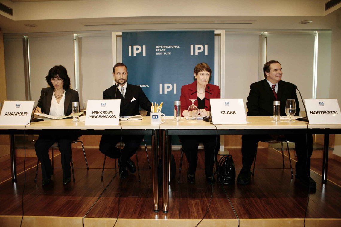 New York, USA 20101028. F.v. Christiane Amanpour fra ABC News, kronprins Haakon, UNDP-leader Helen Clark og forfatter Greg Mortenson under kronprinsparets besøk ved International Peace Institute (IPI) i New York torsdag.
Foto: Pontus Höök / SCANPIX . New York, USA 20101028. F.v. Christiane Amanpour fra ABC News, kronprins Haakon, UNDP-leader Helen Clark og forfatter Greg Mortenson under kronprinsparets besøk ved International Peace Institute (IPI) i New York torsdag.
Foto: Pontus Höök / SCANPIX .