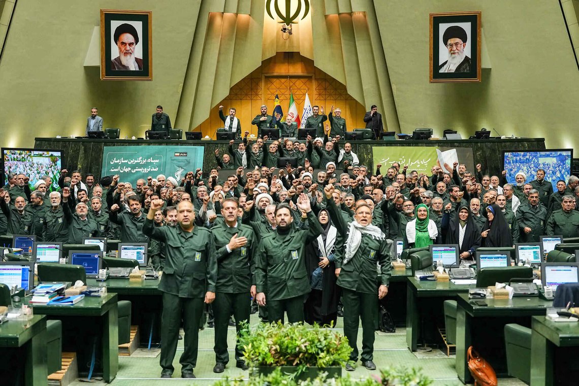 Iranske lovgivere roper slagord mens de bærer revolusjonsgardenes uniform under en parlamentssesjon i Teheran den 1. februar 2026. Foto: Hamed Malekpour / Islamic Consultative Assembly News Agency (ICANA) via AP / NTB. Iranske lovgivere roper slagord mens de bærer revolusjonsgardenes uniform under en parlamentssesjon i Teheran den 1. februar 2026. Foto: Hamed Malekpour / Islamic Consultative Assembly News Agency (ICANA) via AP / NTB.