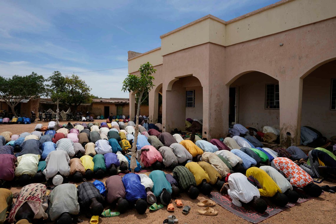 Muslimske troende ber under en tradisjonell fredagsbønn utenfor en liten moské i Kano i Nigeria. Foto: Sunday Alamba, AP-NTB. Muslimske troende ber under en tradisjonell fredagsbønn utenfor en liten moské i Kano i Nigeria. Foto: Sunday Alamba, AP-NTB.
