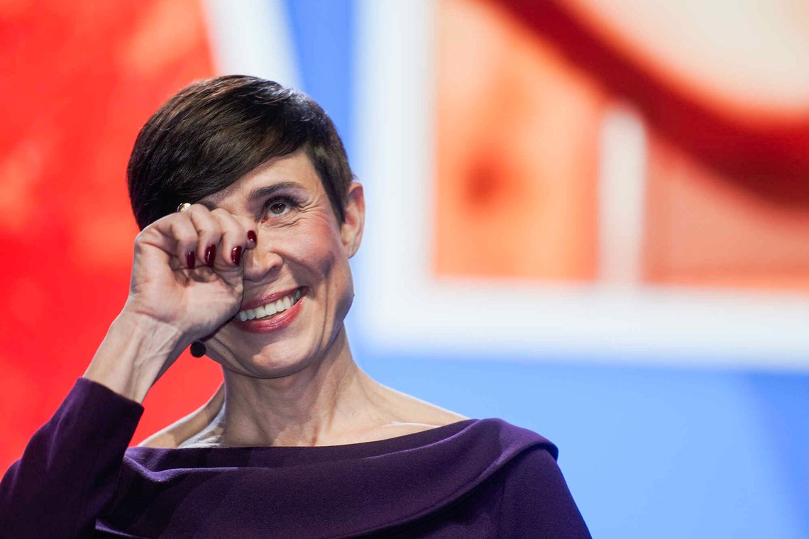 Høyres nyslåtte leder Ine Eriksen Søreide mintes moren og faren i sin første partiledertale. Foto: Thomas Fure / NTB Høyres nyslåtte leder Ine Eriksen Søreide mintes moren og faren i sin første partiledertale. Foto: Thomas Fure / NTB