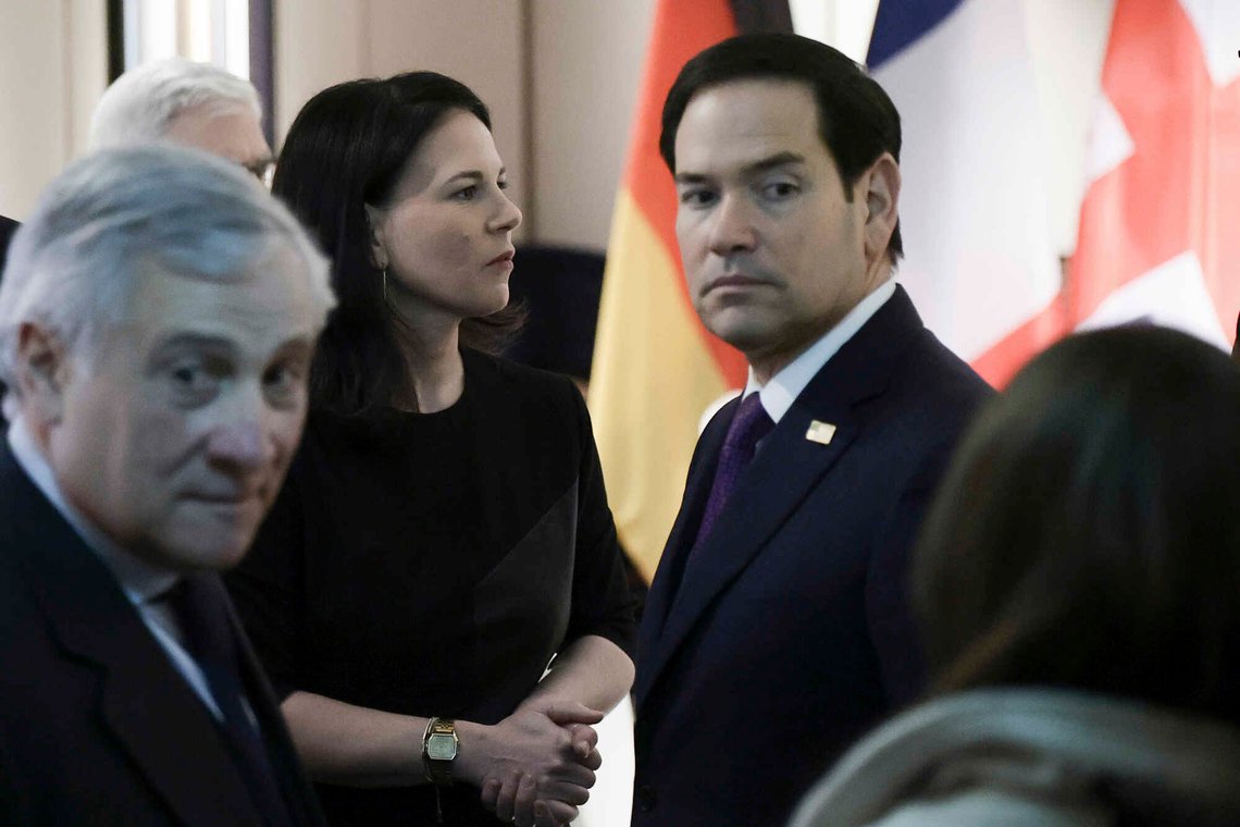 USA er ikke lenger blant venner når de kommer til Europa. Rubio var også til stede i fjor og vet godt hvilke strømninger som rører seg. German Foreign Minister Annalena Baerbock, centre left, looks on next to U.S. Secretary of State Marco Rubio, centre right, as they attend a Foreign Ministers meeting during the Munich Security Conference, Germany, Saturday Feb. 15, 2025. (Ronald Wittek/Pool Photo via AP) USA er ikke lenger blant venner når de kommer til Europa. Rubio var også til stede i fjor og vet godt hvilke strømninger som rører seg. German Foreign Minister Annalena Baerbock, centre left, looks on next to U.S. Secretary of State Marco Rubio, centre right, as they attend a Foreign Ministers meeting during the Munich Security Conference, Germany, Saturday Feb. 15, 2025. (Ronald Wittek/Pool Photo via AP)