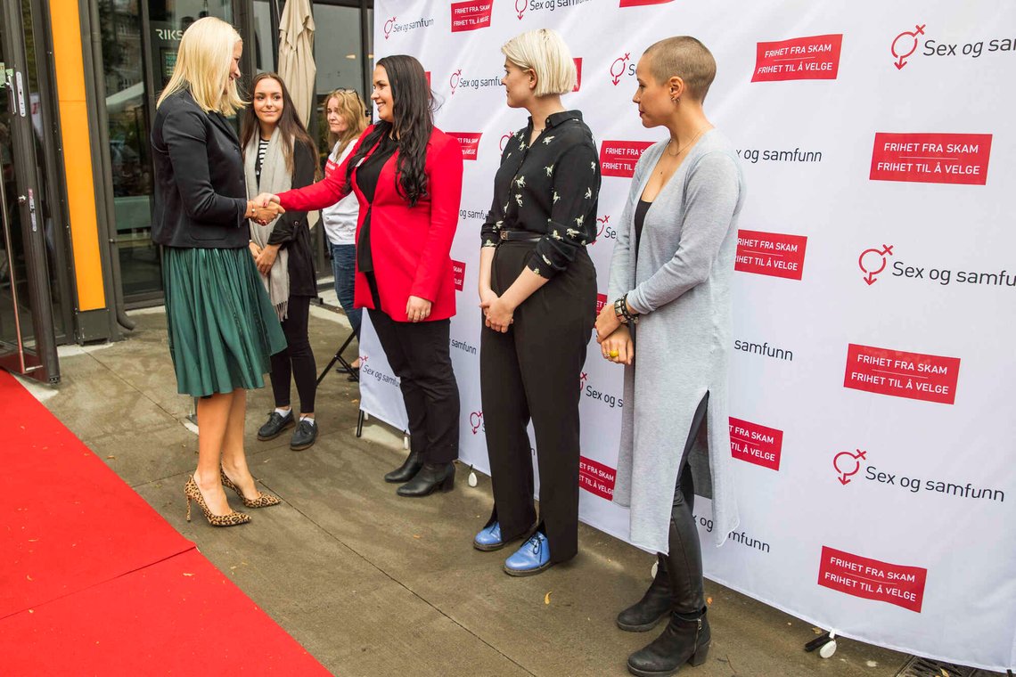 Oslo 20170904.
Kronprinsesse Mette-Marit hilser på de nominerte til Skamløsprisen, f.v.: Andrea Voldum, June Holm, Ellen Støkken Dahl og Sofie Frost på konferansen om skam og seksualitet i regi av Sex og Samfunn på Riksscenen i Oslo mandag.
Foto: Håkon Mosvold Larsen / NTB Oslo 20170904.
Kronprinsesse Mette-Marit hilser på de nominerte til Skamløsprisen, f.v.: Andrea Voldum, June Holm, Ellen Støkken Dahl og Sofie Frost på konferansen om skam og seksualitet i regi av Sex og Samfunn på Riksscenen i Oslo mandag.
Foto: Håkon Mosvold Larsen / NTB