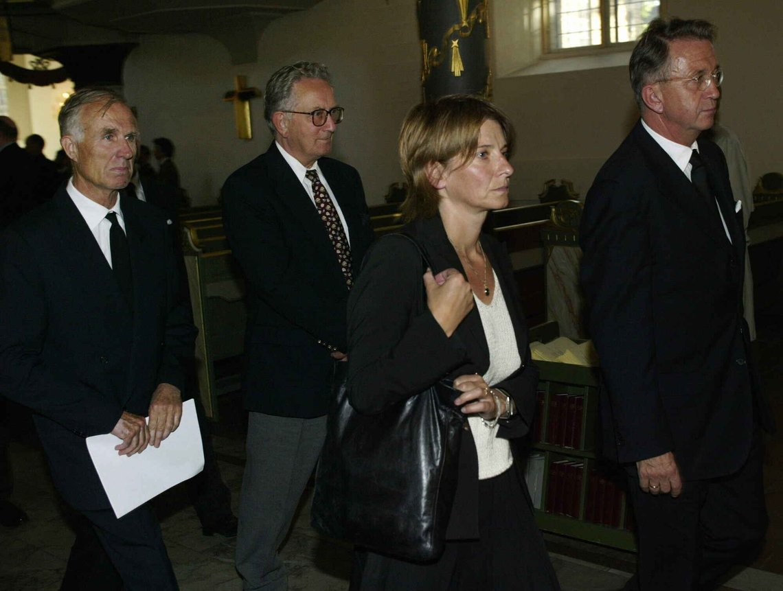 Oslo 20030828. Minnegudstjeneste i Oslo domkirke etter terrorhandlingen i Bagdad der mange av FNs utsendinger var blant de omkomne.
Fra venstre FN-ambassadør Ole Petter Kolby, tidligere FN-ambassadør Tom Vraalsen, visegeneralsekretær Terje Rød-Larsen og hans kone ambassadør Mona Juul på vei ut etter gudstjenesten i Oslo domkirke.
Foto: Morten Holm / NTB Oslo 20030828. Minnegudstjeneste i Oslo domkirke etter terrorhandlingen i Bagdad der mange av FNs utsendinger var blant de omkomne.
Fra venstre FN-ambassadør Ole Petter Kolby, tidligere FN-ambassadør Tom Vraalsen, visegeneralsekretær Terje Rød-Larsen og hans kone ambassadør Mona Juul på vei ut etter gudstjenesten i Oslo domkirke.
Foto: Morten Holm / NTB
