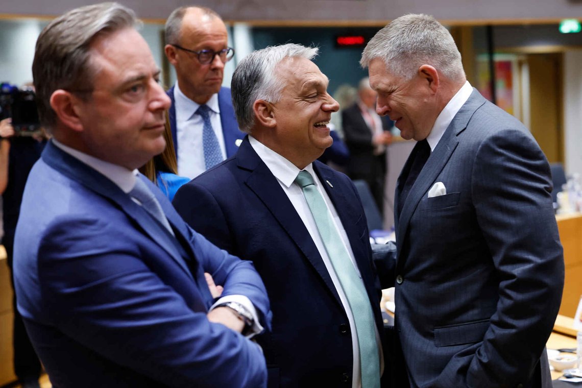 Ungarns statsminister Viktor Orbán og Slovakias statsminister Robert Fico anses som hår i suppa for EU-ledelsen i Brussel. I forgrunnen står Belgias statsminister Bart De Wever. Foto: Geert Vanden Wijngaert / AP / NTB Ungarns statsminister Viktor Orbán og Slovakias statsminister Robert Fico anses som hår i suppa for EU-ledelsen i Brussel. I forgrunnen står Belgias statsminister Bart De Wever. Foto: Geert Vanden Wijngaert / AP / NTB