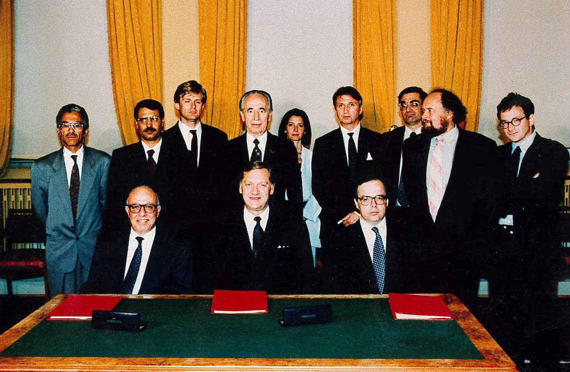 OSLO 1993:
Hovedaktørene bak Oslo-avtalen, da den ble signert i Parkveien 45 i Oslo for fem år siden. Stort gruppebilde. I midten ved bordet sitter tidligere utenriksminister Johan Jørgen Holst, og rett bak seg har han Israels daværende utenriksminister Shimon Peres. Holst er flankert av den israelske forhandlingslederen Uri Savir (til høyre) og hans palestinske motpart Abu Ala. Bak Peres står de tre norske diplomatene som var mest aktive i de hemmelige forhandlingene i Norge i 1993; Statssekretær Jan Egeland, Mona Juul og hennes mann Terje Rød-Larsen. / Oslo-avtalen / avtaler / fredsavtaler / fredsforhandlinger / Midt-Østen / Israel / Palestina / Norge /
Foto: Overvåkingspolitiet / NTB Pluss / NTB OSLO 1993:
Hovedaktørene bak Oslo-avtalen, da den ble signert i Parkveien 45 i Oslo for fem år siden. Stort gruppebilde. I midten ved bordet sitter tidligere utenriksminister Johan Jørgen Holst, og rett bak seg har han Israels daværende utenriksminister Shimon Peres. Holst er flankert av den israelske forhandlingslederen Uri Savir (til høyre) og hans palestinske motpart Abu Ala. Bak Peres står de tre norske diplomatene som var mest aktive i de hemmelige forhandlingene i Norge i 1993; Statssekretær Jan Egeland, Mona Juul og hennes mann Terje Rød-Larsen. / Oslo-avtalen / avtaler / fredsavtaler / fredsforhandlinger / Midt-Østen / Israel / Palestina / Norge /
Foto: Overvåkingspolitiet / NTB Pluss / NTB
