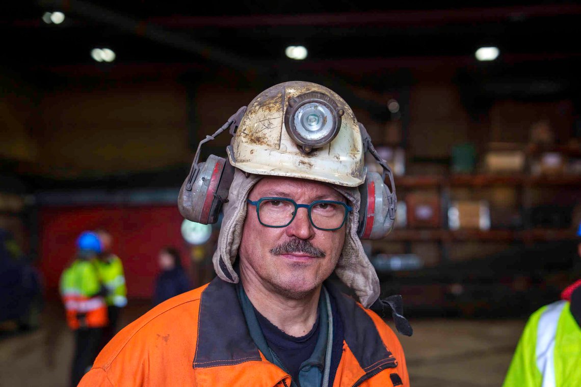 Longyerbyen 20250616.
Gruvearbeider Svein Jonny Albrigtsen er også leder i Svalbard Ap og LO Svalbard. Gruve 7. i Longyearbyen på Svalbard legges ned. 30. juni stenges Norges siste kullgruve og et stykke industrihistorie er over. Mandag ettermiddag kom kong Harald og dronning Sonja på besøk til gruven som drives av selskapet Store Norske.
Foto: Cornelius Poppe / NTB Longyerbyen 20250616.
Gruvearbeider Svein Jonny Albrigtsen er også leder i Svalbard Ap og LO Svalbard. Gruve 7. i Longyearbyen på Svalbard legges ned. 30. juni stenges Norges siste kullgruve og et stykke industrihistorie er over. Mandag ettermiddag kom kong Harald og dronning Sonja på besøk til gruven som drives av selskapet Store Norske.
Foto: Cornelius Poppe / NTB