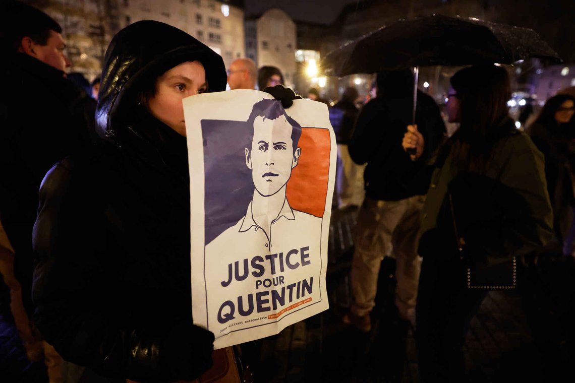 En kvinne holder et plakat med bønn om rettferdighet for den konservative aktivisten Quentin Deranque (23) i Lille i Frankrike den 18. februar 2025. Den 13. februar 2025 ble Deranque drept av venstreekstremister i Lyon. Foto: Jean-Francois Badias / AP / NTB. En kvinne holder et plakat med bønn om rettferdighet for den konservative aktivisten Quentin Deranque (23) i Lille i Frankrike den 18. februar 2025. Den 13. februar 2025 ble Deranque drept av venstreekstremister i Lyon. Foto: Jean-Francois Badias / AP / NTB.