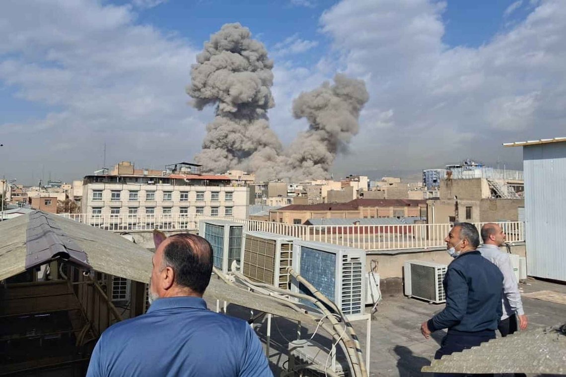 Folk ser på mens røyk stiger opp etter en eksplosjon i Teheran under de israelsk-amerikanske angrepene på Iran lørdag morgen. Foto: AP / NTB Folk ser på mens røyk stiger opp etter en eksplosjon i Teheran under de israelsk-amerikanske angrepene på Iran lørdag morgen. Foto: AP / NTB