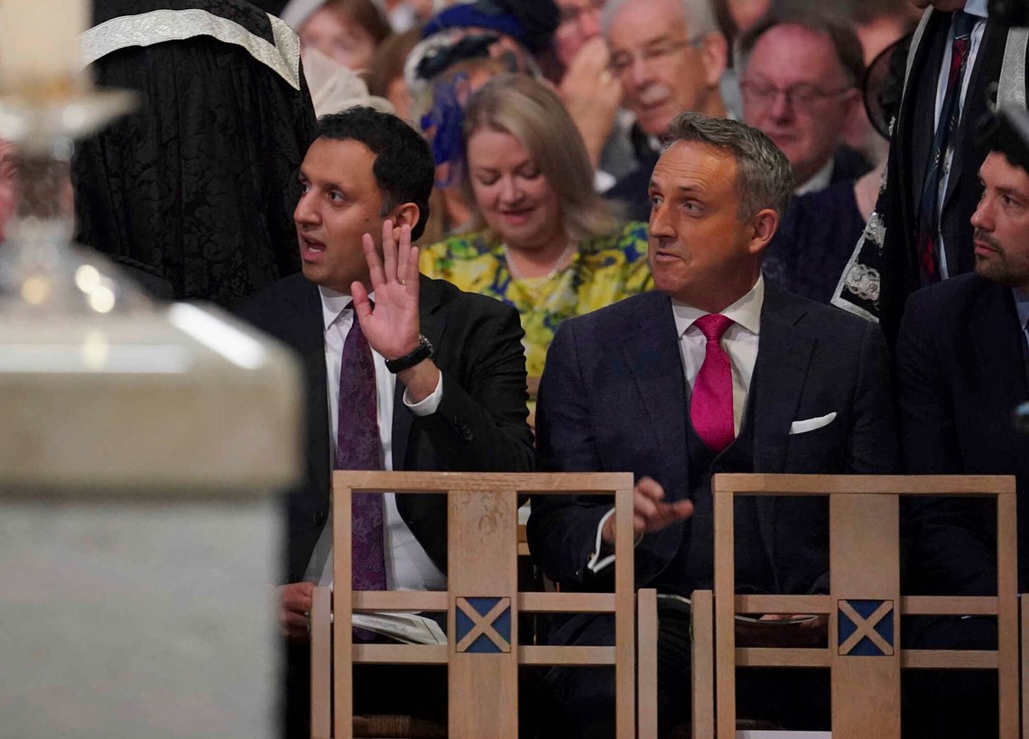 Den skotske Labour-lederen Anas Sarwar (til venstre) i 2023. Ved siden av ham sitter den skotske LibDem-lederen Alex Cole-Hamilton. Arkivfoto: Jonathan Brady / AP / NTB Den skotske Labour-lederen Anas Sarwar (til venstre) i 2023. Ved siden av ham sitter den skotske LibDem-lederen Alex Cole-Hamilton. Arkivfoto: Jonathan Brady / AP / NTB