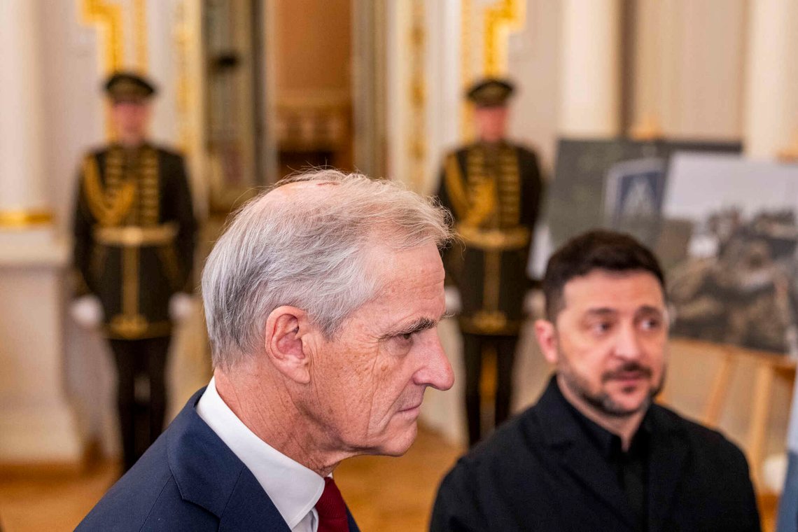 Kyiv, Ukraina 20260224.
Statsminister Jonas Gahr Støre (Ap) sammen med Ukrainas president Volodymyr Zelenskyj ved NB8-møtet. Støre besøker Ukraina på fireårsdagen for den russiske invasjonen av Ukraina. Reisen skjer som en del av markeringen av at det er fire år siden krigen startet.
Foto: Javad Parsa / NTB Kyiv, Ukraina 20260224.
Statsminister Jonas Gahr Støre (Ap) sammen med Ukrainas president Volodymyr Zelenskyj ved NB8-møtet. Støre besøker Ukraina på fireårsdagen for den russiske invasjonen av Ukraina. Reisen skjer som en del av markeringen av at det er fire år siden krigen startet.
Foto: Javad Parsa / NTB
