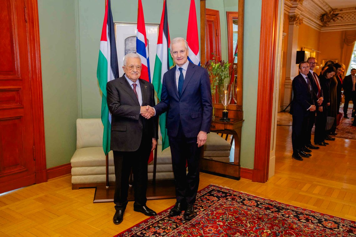 Oslo 20260211.
Statsminister Jonas Gahr Støre og Palestinas president Mahmoud Abbas før samtalene i regjeringens representasjonsanlegg i Parkveien.
Foto: Stian Lysberg Solum / POOL / NTB Oslo 20260211.
Statsminister Jonas Gahr Støre og Palestinas president Mahmoud Abbas før samtalene i regjeringens representasjonsanlegg i Parkveien.
Foto: Stian Lysberg Solum / POOL / NTB