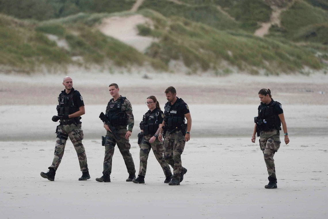 Fransk politi patruljerer strendene ved Den engelske kanal, men mange kommer seg allikevel over. Foto: AP/Nicolas Garriga/NTB Fransk politi patruljerer strendene ved Den engelske kanal, men mange kommer seg allikevel over. Foto: AP/Nicolas Garriga/NTB