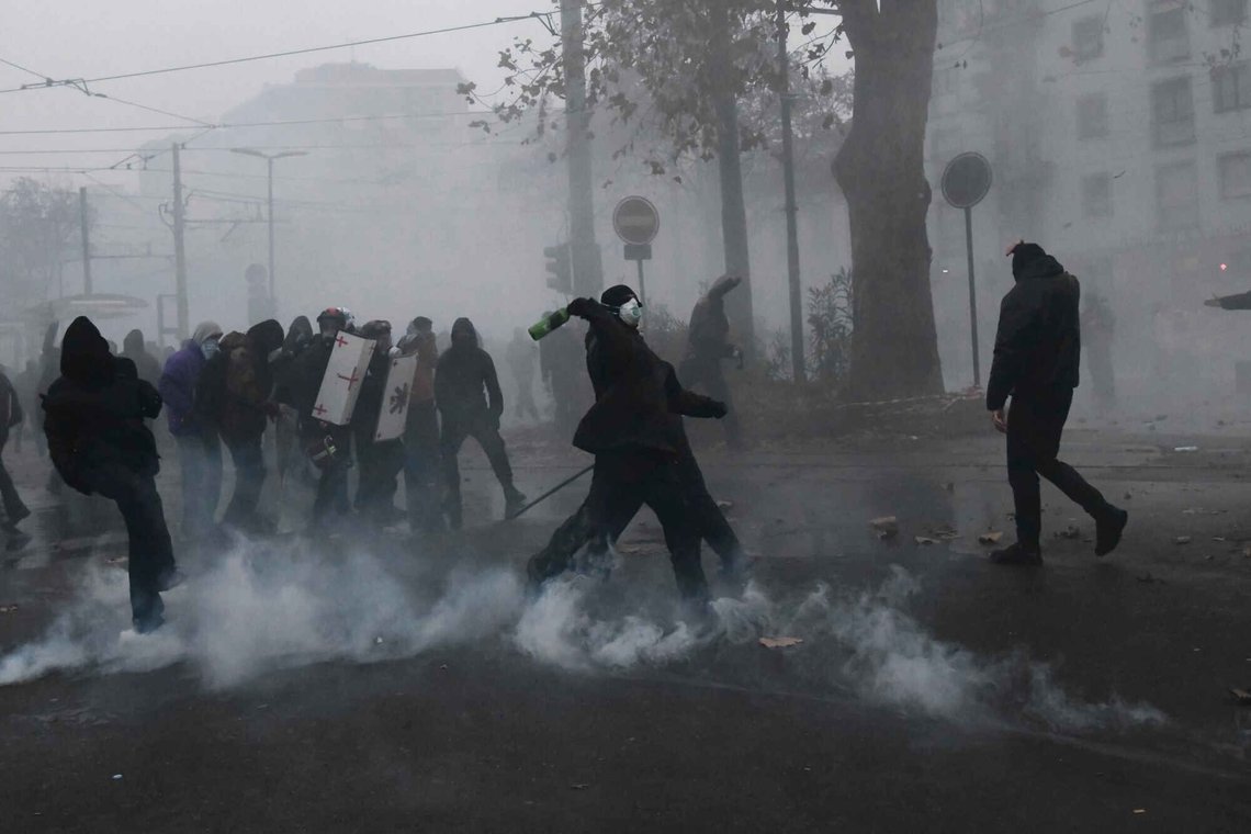Demonstranter i sammenstøt med politiet under en tidligere demonstrasjon mot utkastelsen av Askatasuna sosialt senter i Torino, Italia, lørdag 20. desember 2025. Foto: Matteo Secci /LaPresse via AP/ NTB Demonstranter i sammenstøt med politiet under en tidligere demonstrasjon mot utkastelsen av Askatasuna sosialt senter i Torino, Italia, lørdag 20. desember 2025. Foto: Matteo Secci /LaPresse via AP/ NTB