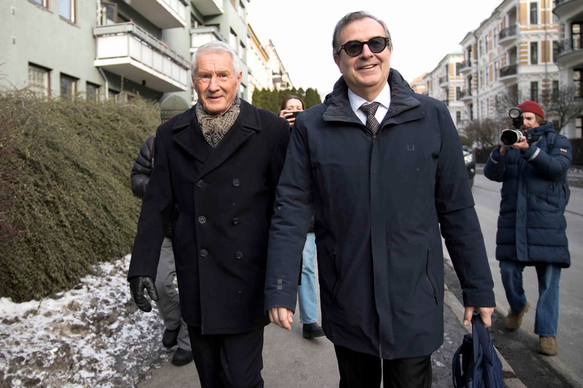 Oslo 20260212.
Thorbjørn Jagland sammen sin advokat Anders Brosveet utenfor boligen sin på Frogner.
Foto: Stian Lysberg Solum / NTB Oslo 20260212.
Thorbjørn Jagland sammen sin advokat Anders Brosveet utenfor boligen sin på Frogner.
Foto: Stian Lysberg Solum / NTB