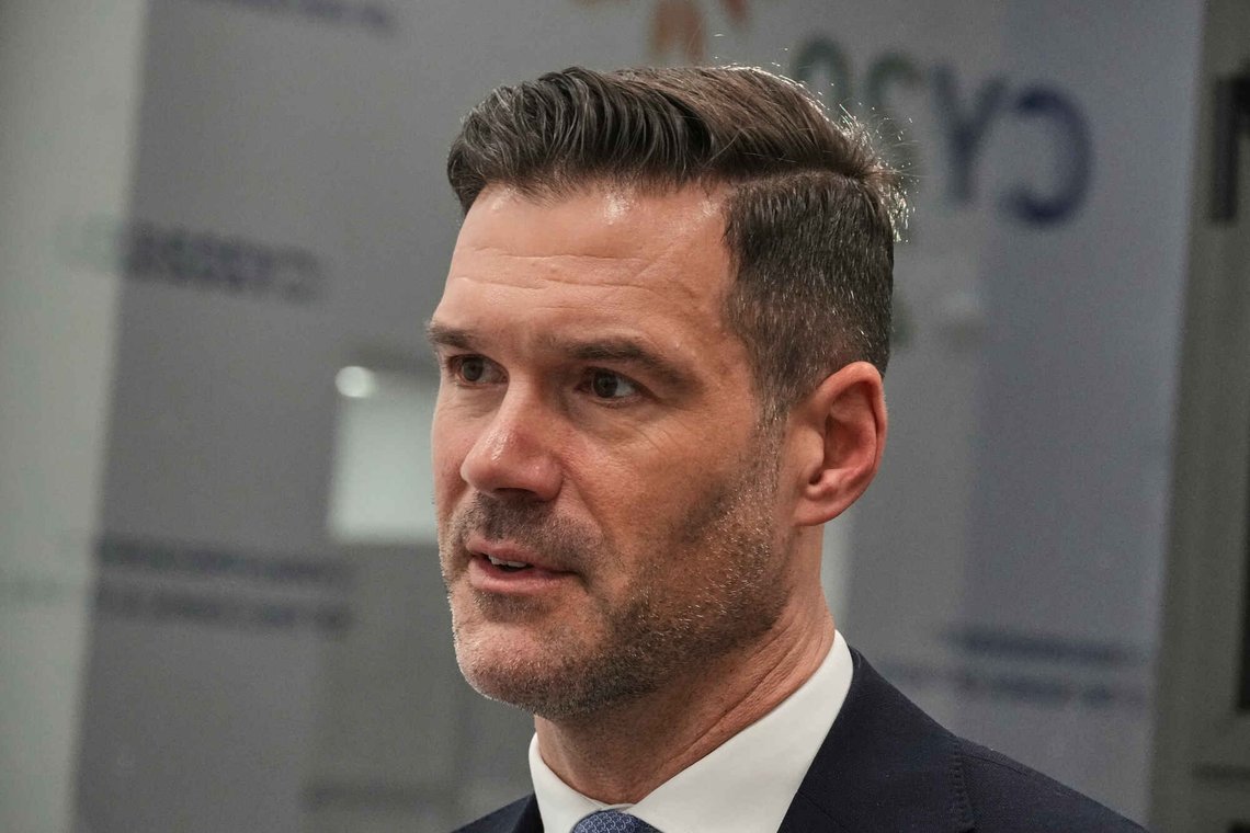 Sveriges migrasjonsminister Johan Forssell (M) la mandag fram den svenske regjeringens forslag til skjerpede krav for å oppnå svensk statsborgerskap. Foto: Petros Karadjias/AP/NTB Sveriges migrasjonsminister Johan Forssell (M) la mandag fram den svenske regjeringens forslag til skjerpede krav for å oppnå svensk statsborgerskap. Foto: Petros Karadjias/AP/NTB