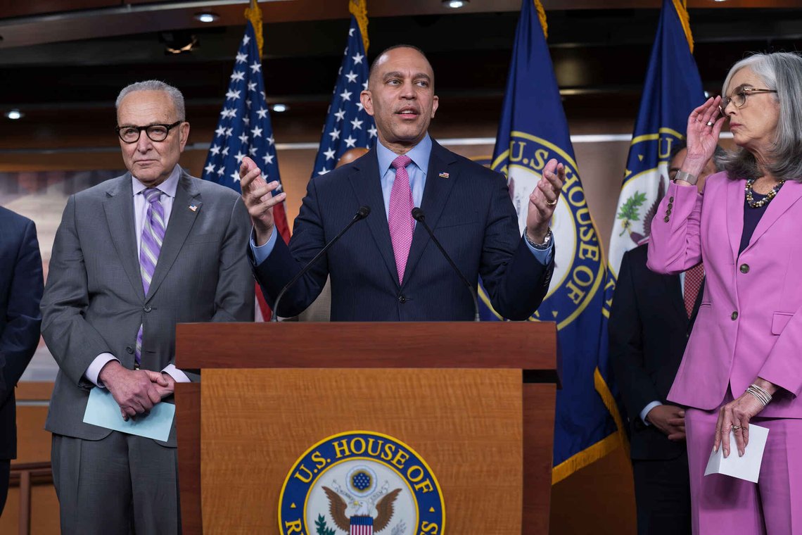 Demokratenes leder i Representantenes hus Hakeem Jeffries, flankert av Chuck Schumer, D-N.Y., til venstre, og representant Katherine Clark, under en pressekonferanse i Capitol i Washington, onsdag 4. februar 2026. Foto: AP /J. Scott Applewhite/ NTB Demokratenes leder i Representantenes hus Hakeem Jeffries, flankert av Chuck Schumer, D-N.Y., til venstre, og representant Katherine Clark, under en pressekonferanse i Capitol i Washington, onsdag 4. februar 2026. Foto: AP /J. Scott Applewhite/ NTB