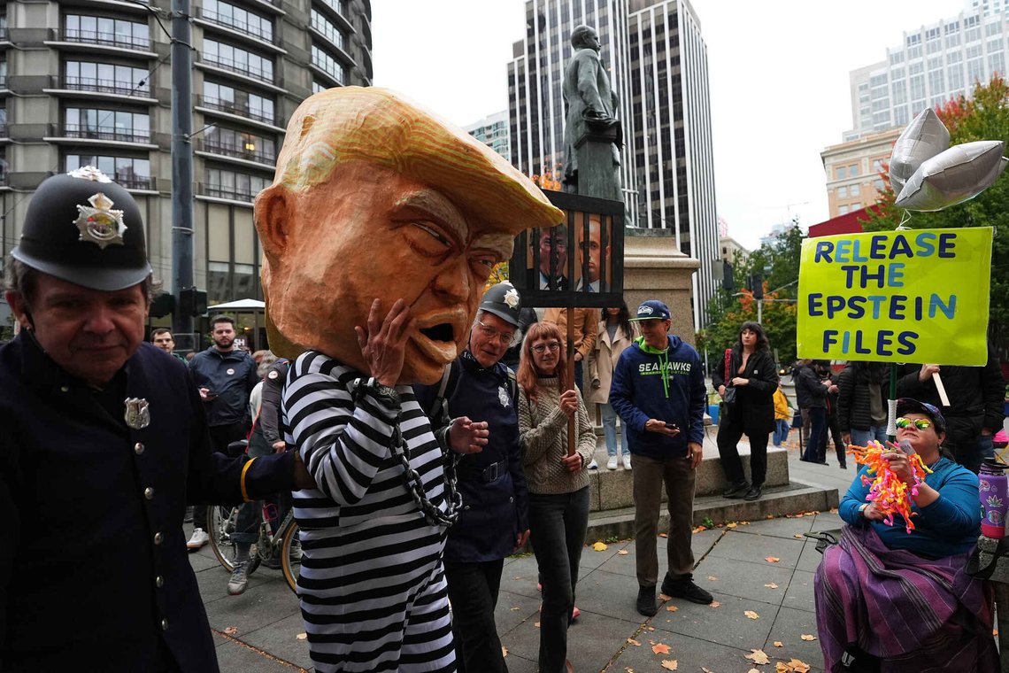 Anti-Trump-aktivister som demonstrerer i Seattle den 18. oktober 2025, synes å antyde at offentliggjøringen av Epstein-filene kunne sette Trump i fengsel. Foto: Lindsey Wasson / AP / NTB. Anti-Trump-aktivister som demonstrerer i Seattle den 18. oktober 2025, synes å antyde at offentliggjøringen av Epstein-filene kunne sette Trump i fengsel. Foto: Lindsey Wasson / AP / NTB.