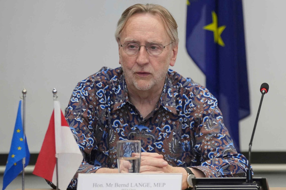 Leder av EUs handelskomité Bernd Lange foreslår at EU skal utsette avstemmingen over handelsavtalen med USA. Foto: Tatan Syuflana / AP / NTB Leder av EUs handelskomité Bernd Lange foreslår at EU skal utsette avstemmingen over handelsavtalen med USA. Foto: Tatan Syuflana / AP / NTB