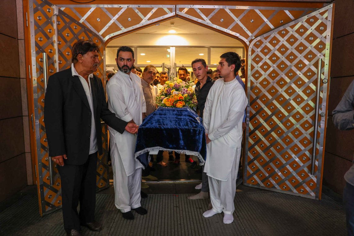 Oslo 20250711.
Begravelsesseremonien til Fazia Begum på Central Jamaat-e-Ahl-e-Sunnat moskeen i Grønland. Fazia Begum omkom i bussbrannen 5. juli i Nordre Follo.
Foto: Amanda Pedersen Giske / NTB Oslo 20250711.
Begravelsesseremonien til Fazia Begum på Central Jamaat-e-Ahl-e-Sunnat moskeen i Grønland. Fazia Begum omkom i bussbrannen 5. juli i Nordre Follo.
Foto: Amanda Pedersen Giske / NTB