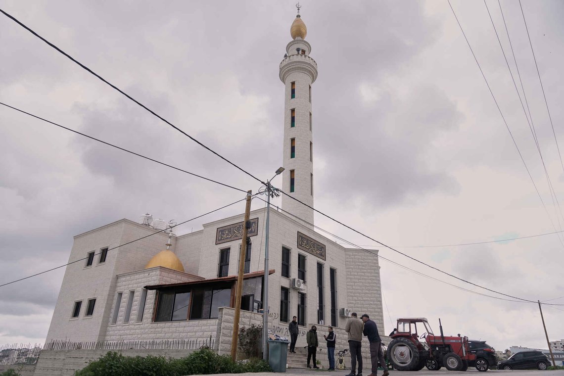 Moskeen i Tell ble mandag morgen utsatt for hærverk, som israelske bosettere mistenkes for å stå bak. Foto: Majdi Mohammed / AP / NTB Moskeen i Tell ble mandag morgen utsatt for hærverk, som israelske bosettere mistenkes for å stå bak. Foto: Majdi Mohammed / AP / NTB